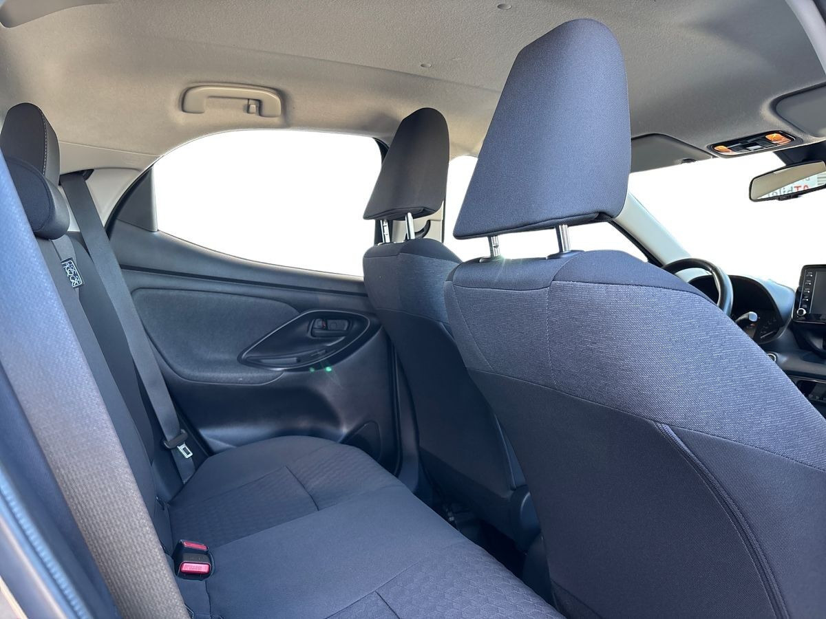 Grå Toyota Yaris fra 2022