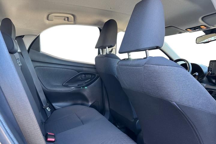 Grå Toyota Yaris fra 2022