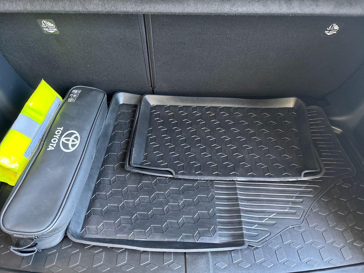 Grå Toyota Yaris fra 2022
