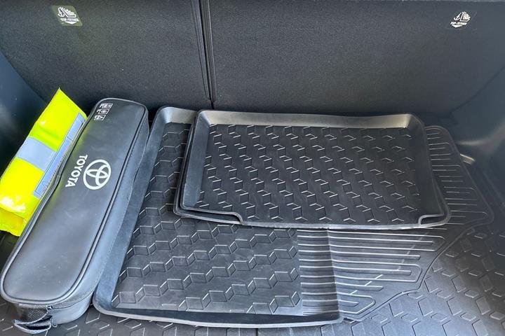 Grå Toyota Yaris fra 2022