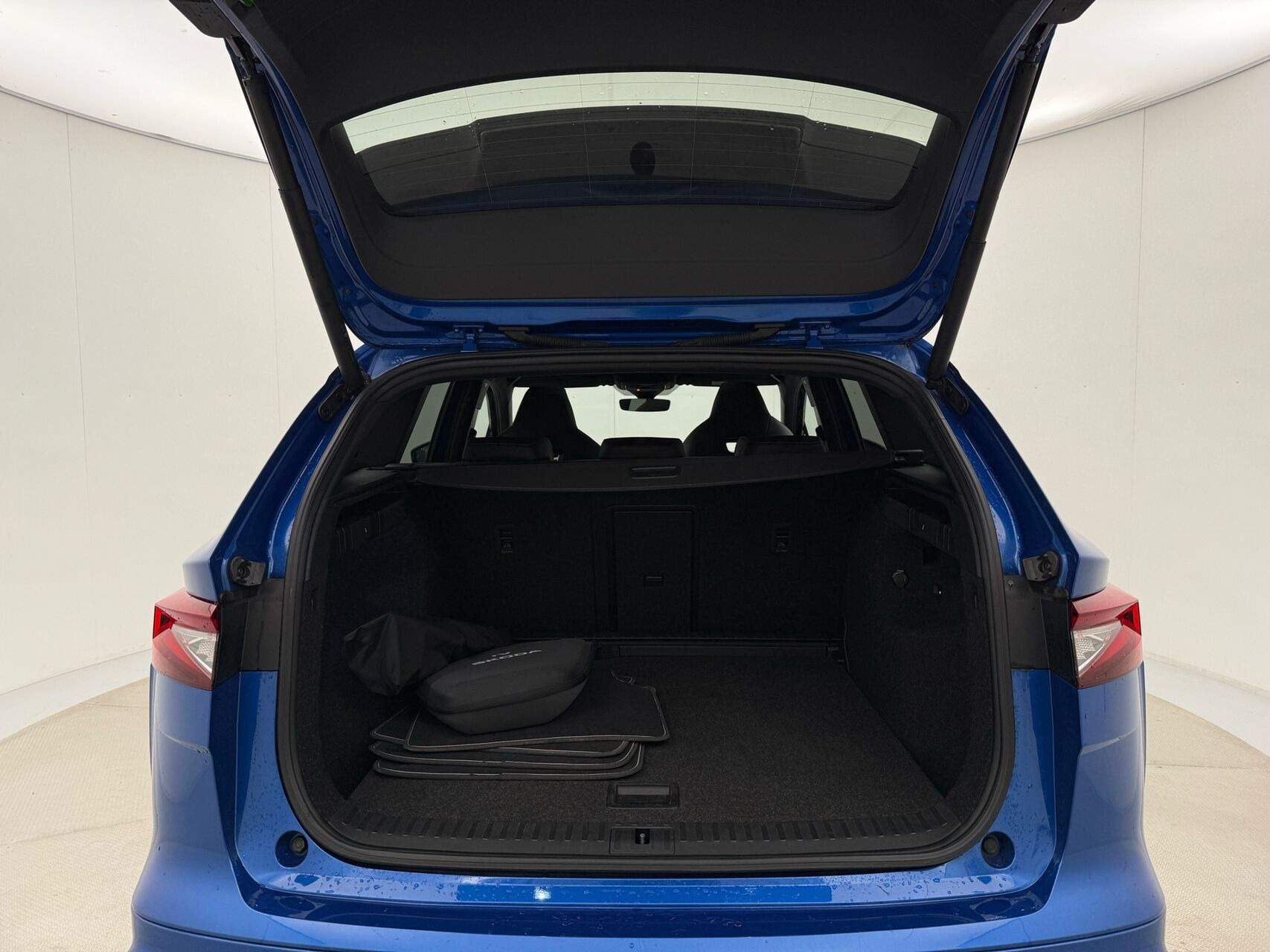 Blå Skoda Enyaq fra 2023