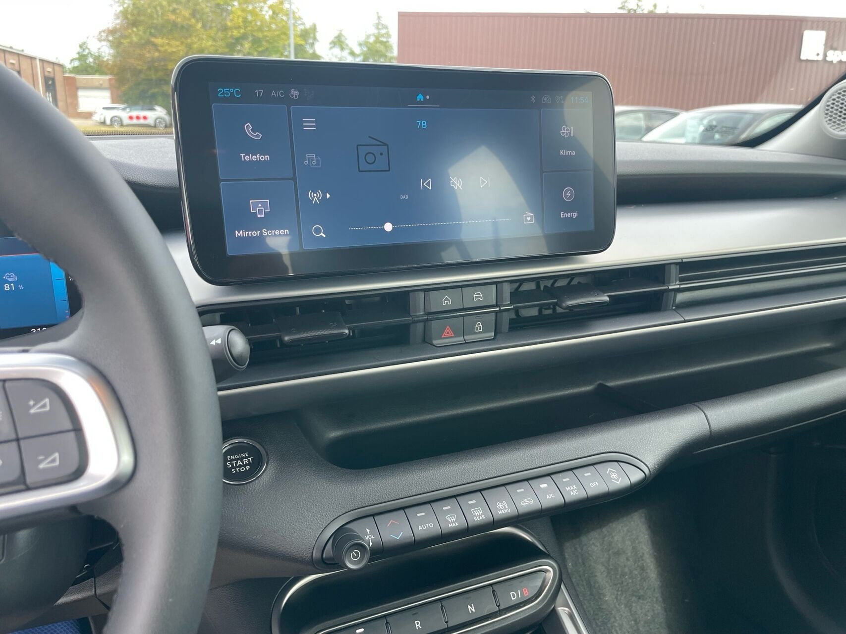 Sort Jeep Avenger fra 2025