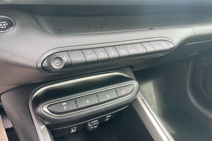 Sort Jeep Avenger fra 2025