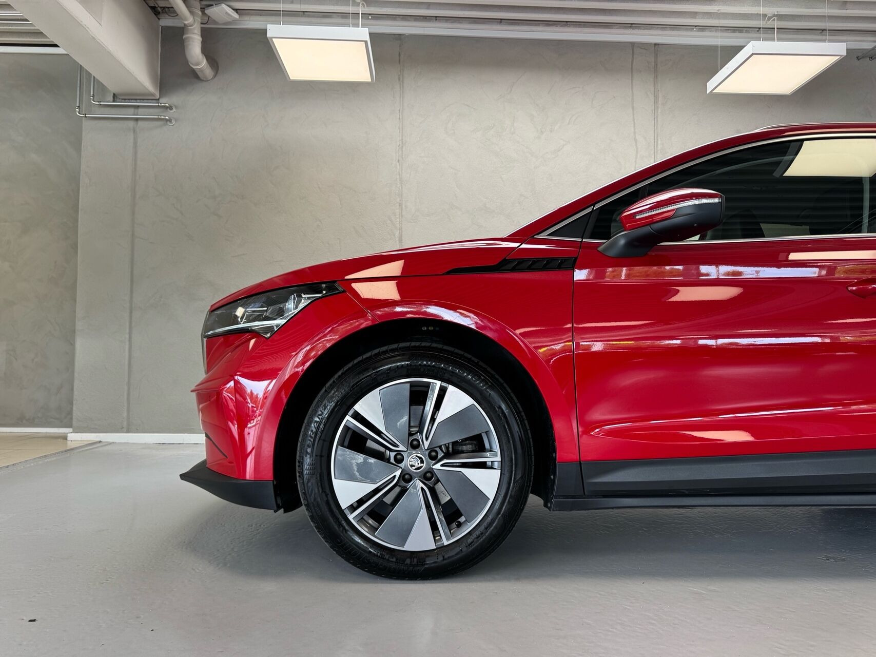 Rød Skoda Enyaq fra 2023