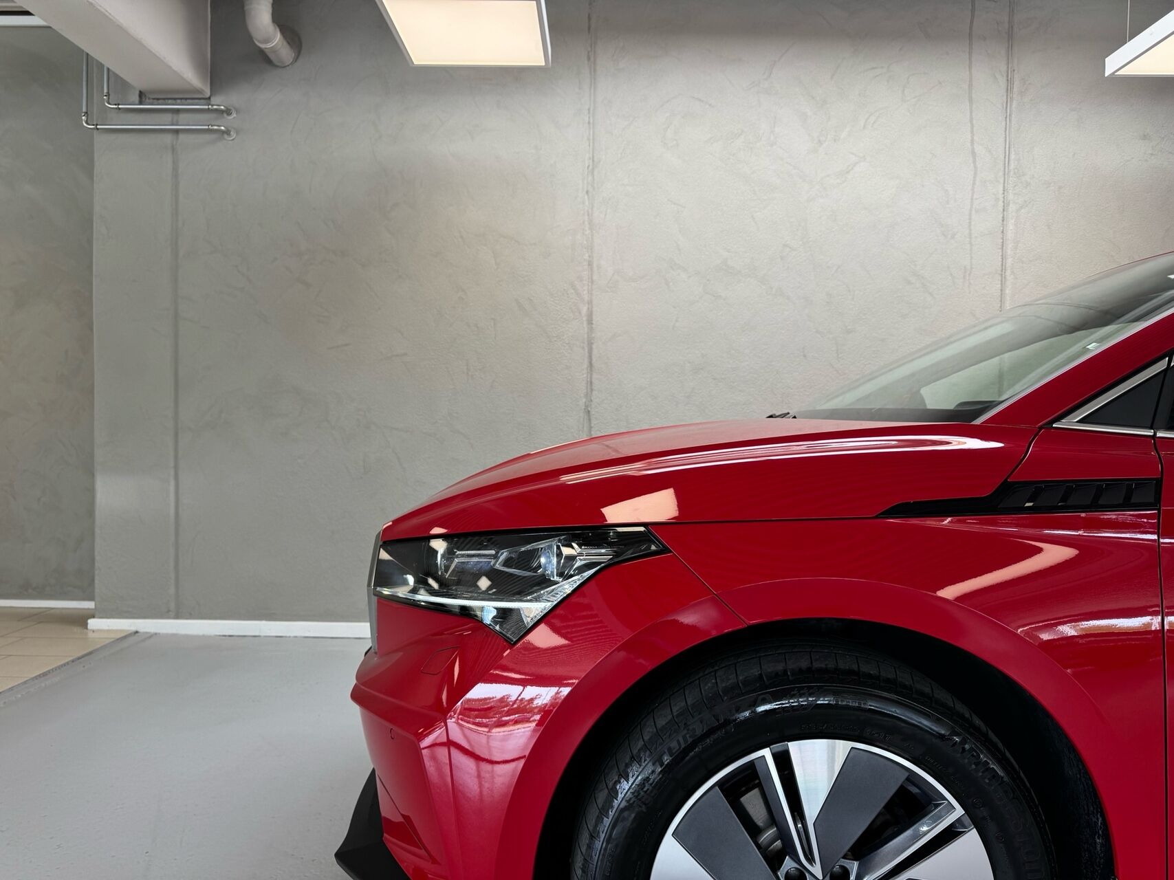 Rød Skoda Enyaq fra 2023
