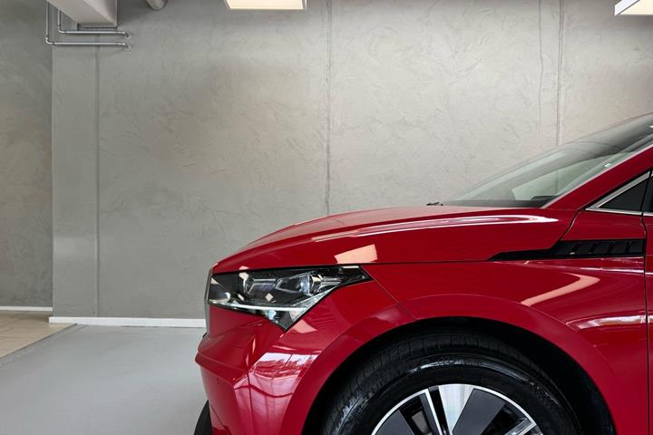 Rød Skoda Enyaq fra 2023