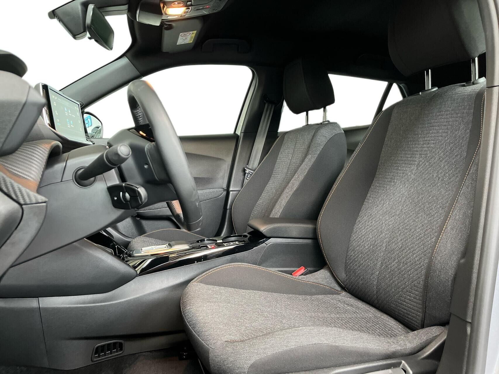 Grå Peugeot e-2008 fra 2025