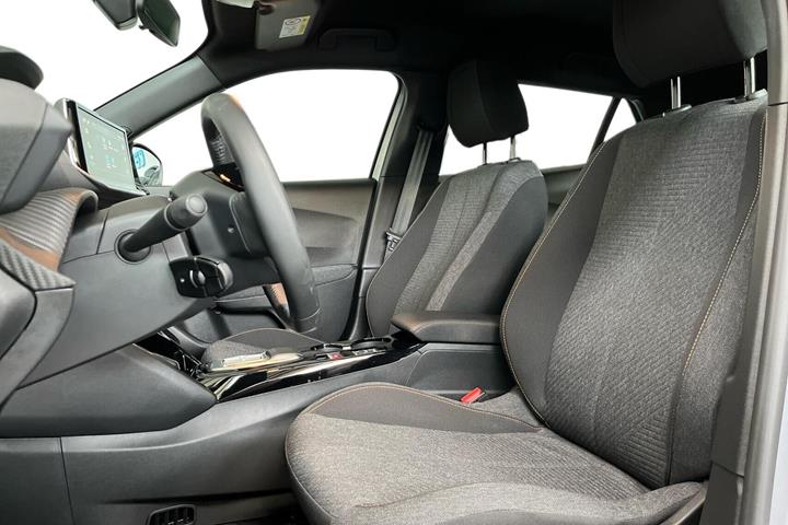 Grå Peugeot e-2008 fra 2025