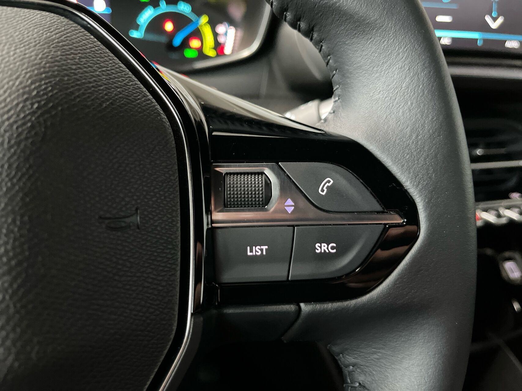 Grå Peugeot e-2008 fra 2025
