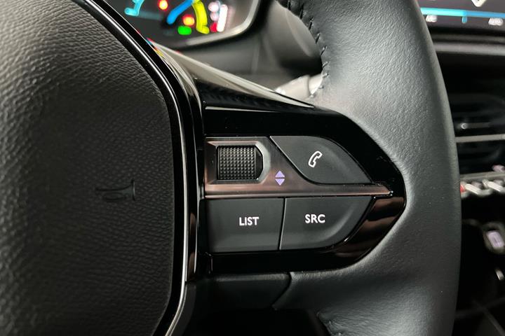 Grå Peugeot e-2008 fra 2025