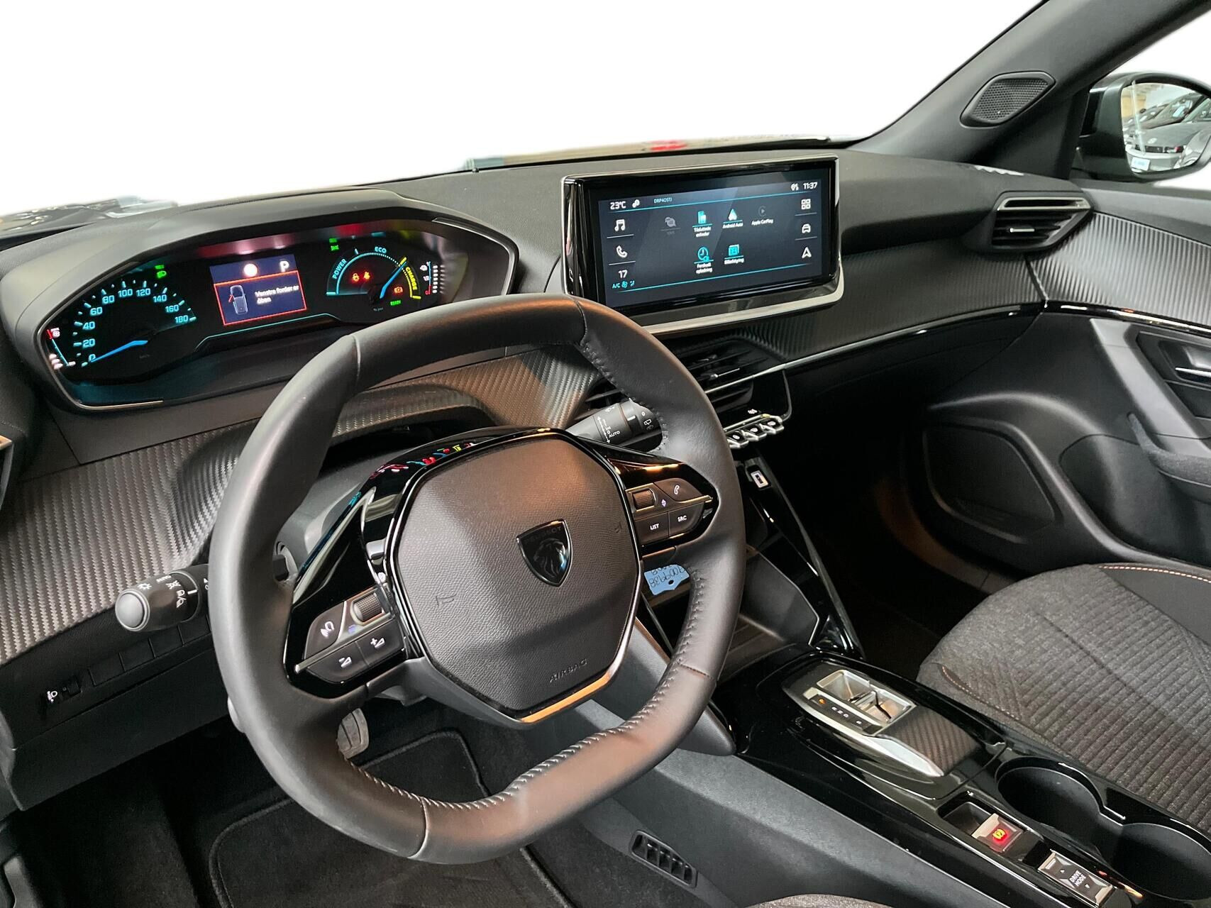 Grå Peugeot e-2008 fra 2025