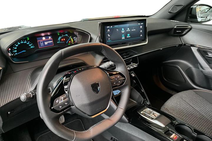 Grå Peugeot e-2008 fra 2025