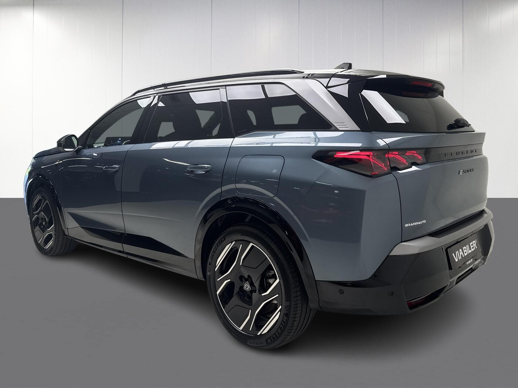 Blå Peugeot e-5008 fra 2025
