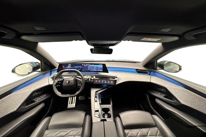 Blå Peugeot e-5008 fra 2025