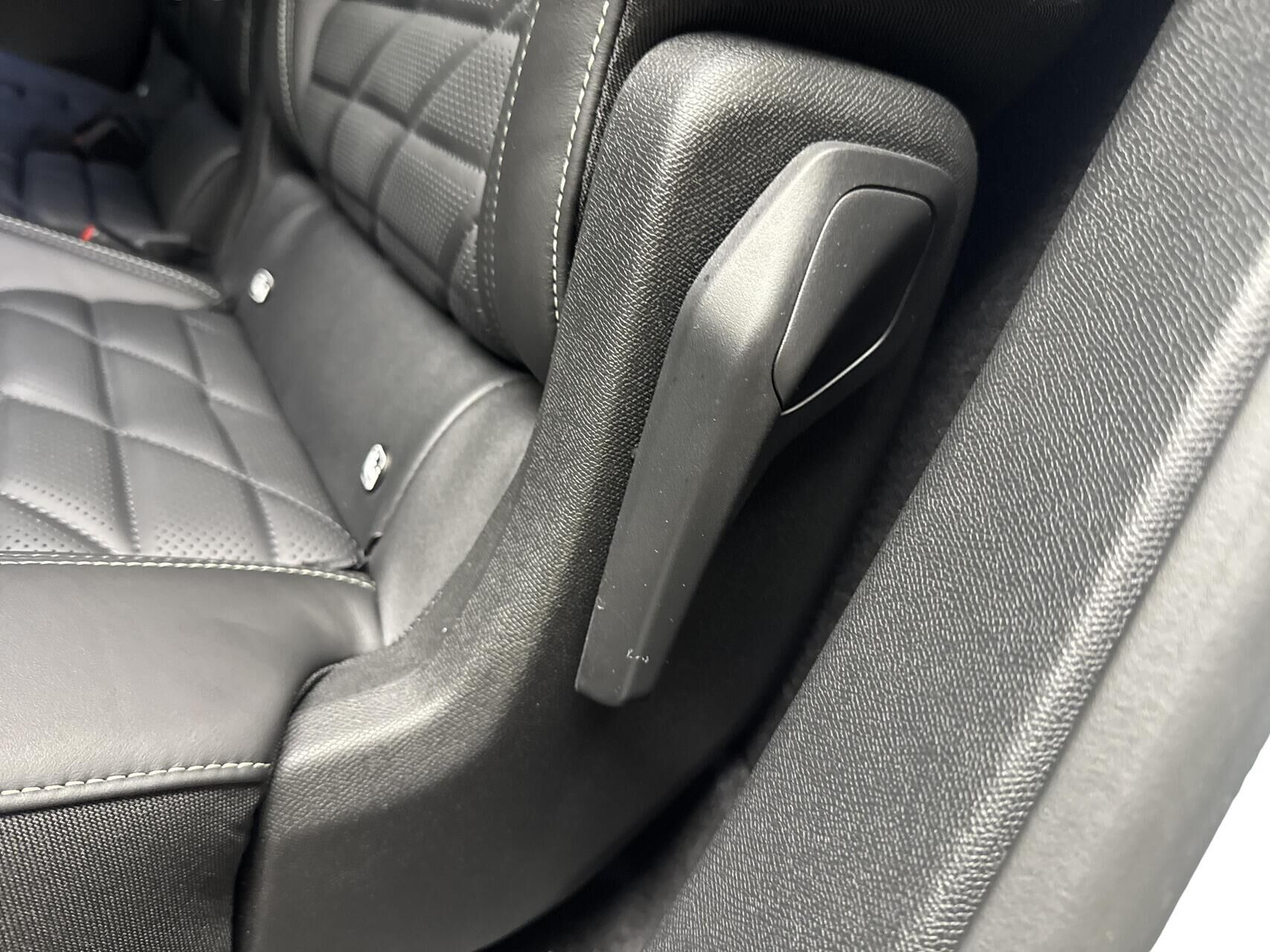 Blå Peugeot e-5008 fra 2025