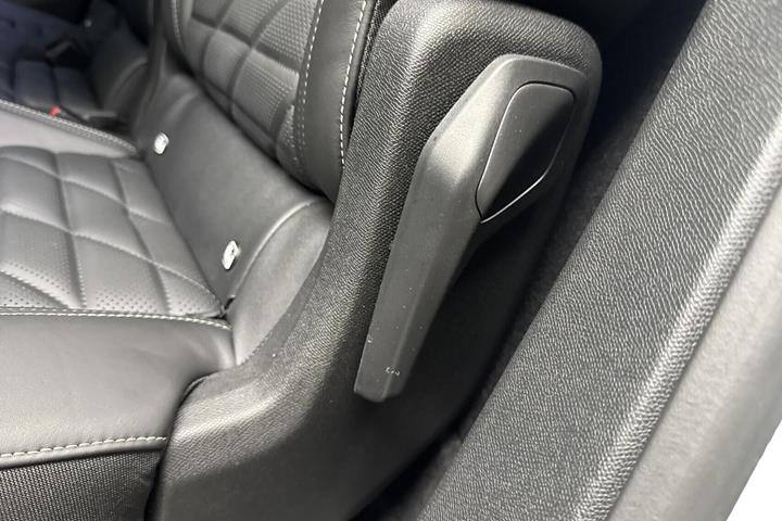 Blå Peugeot e-5008 fra 2025