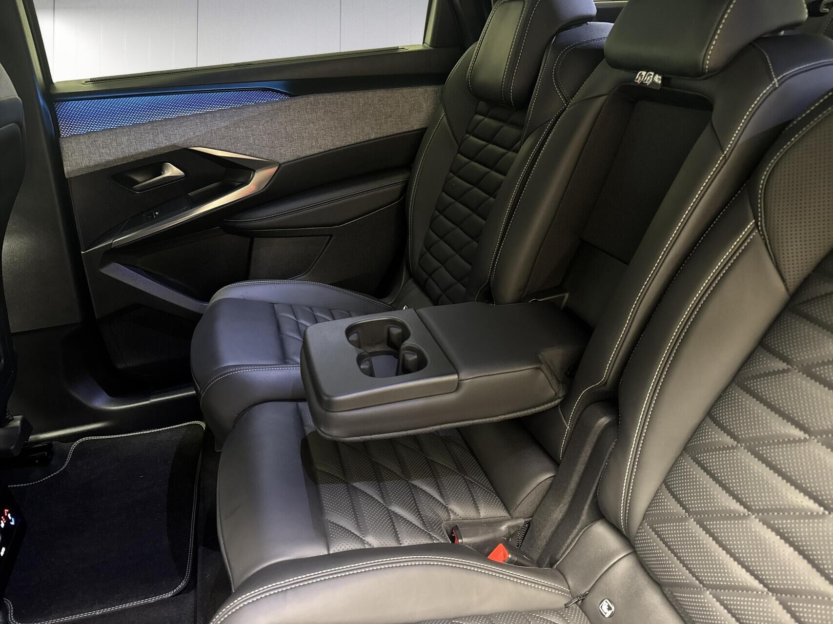 Blå Peugeot e-5008 fra 2025