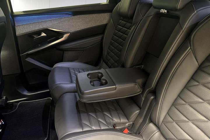 Blå Peugeot e-5008 fra 2025