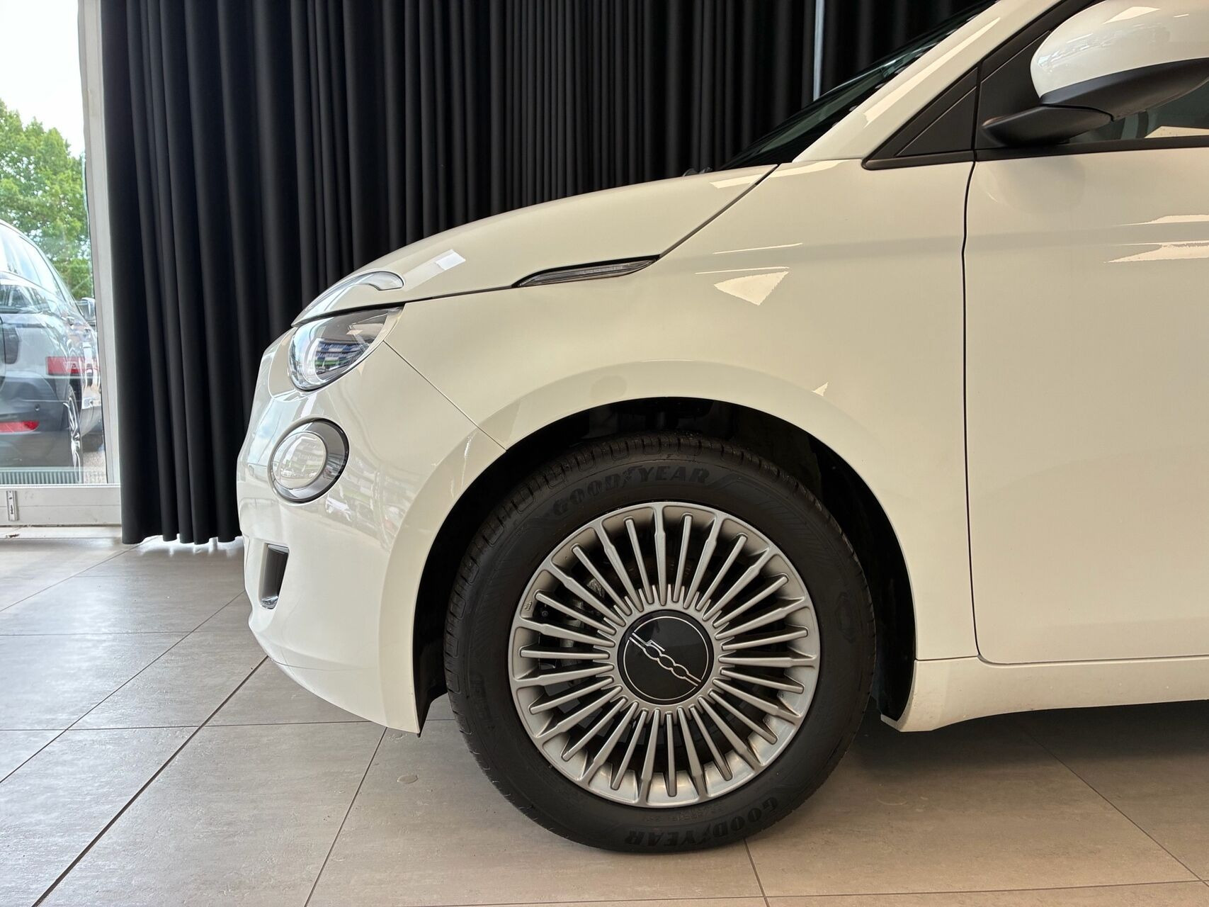 Hvid Fiat 500e fra 2023