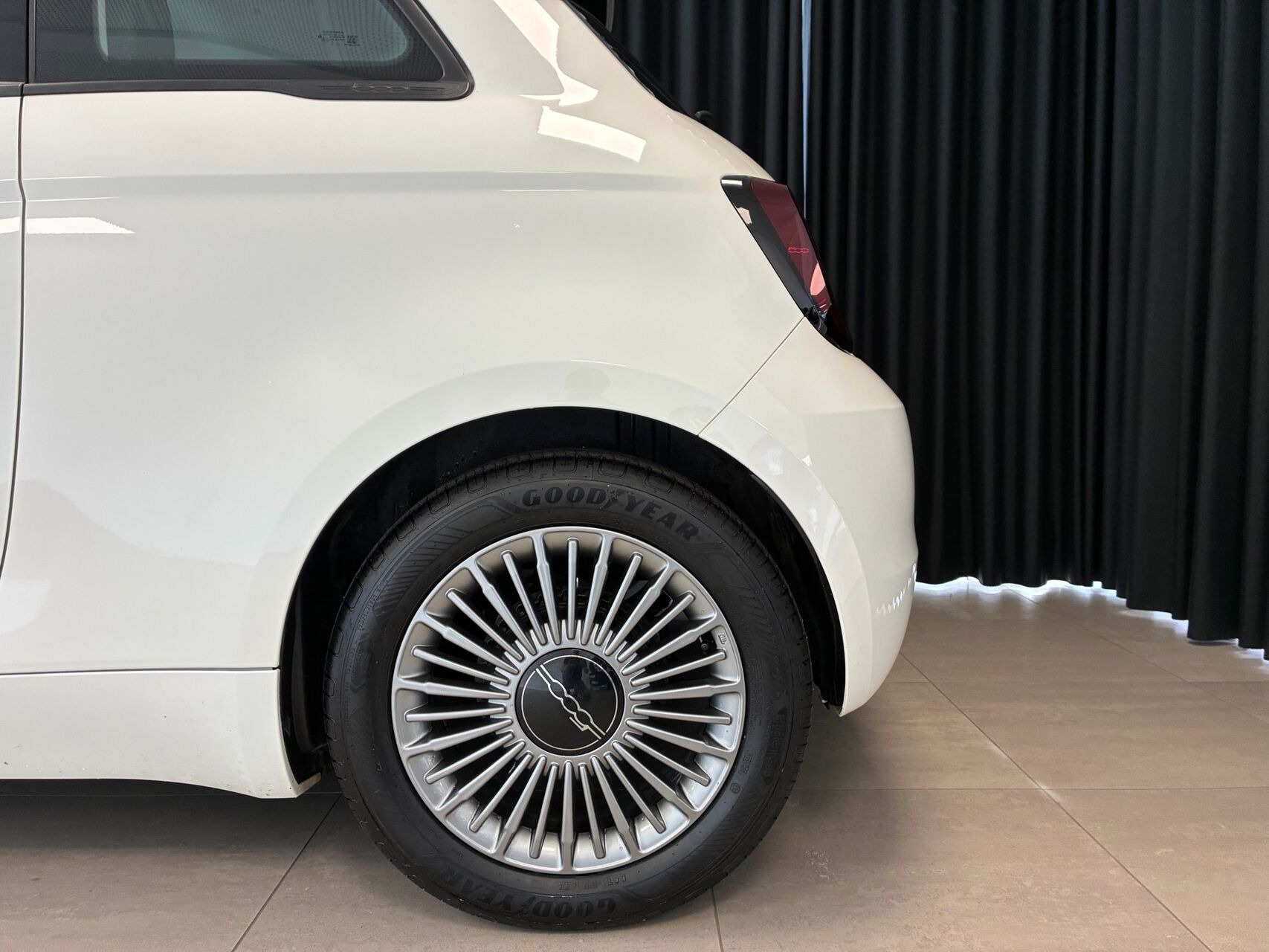 Hvid Fiat 500e fra 2023