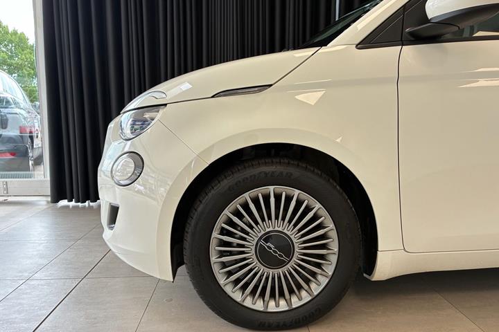Hvid Fiat 500e fra 2023