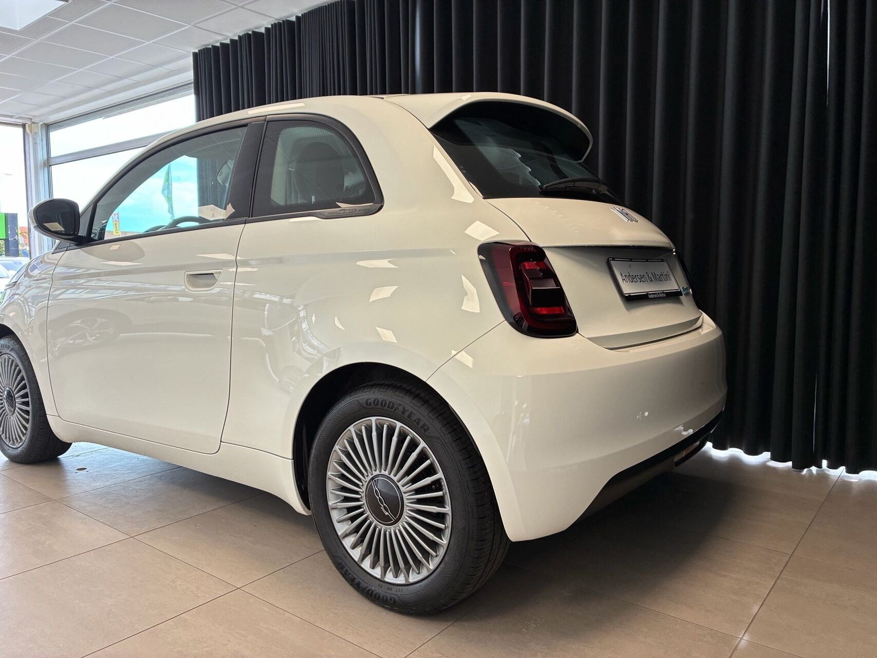 Hvid Fiat 500e fra 2023