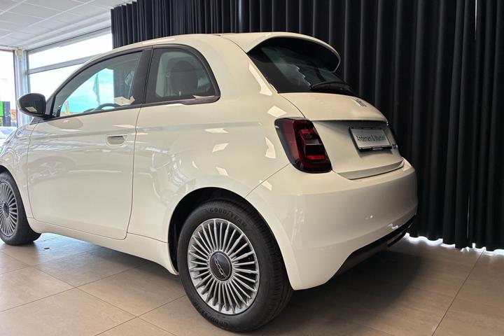 Hvid Fiat 500e fra 2023