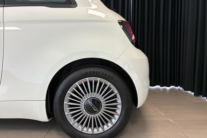 Hvid Fiat 500e fra 2023