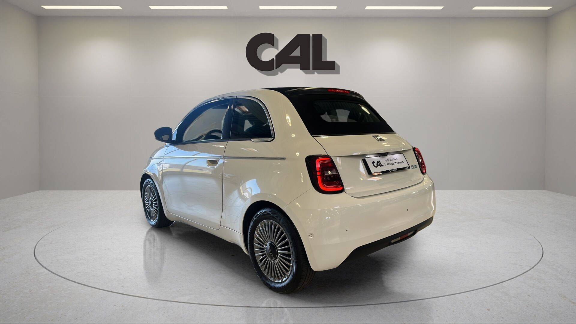 Hvid Fiat 500e fra 2023