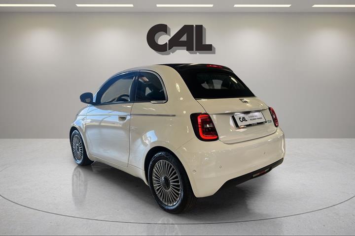Hvid Fiat 500e fra 2023
