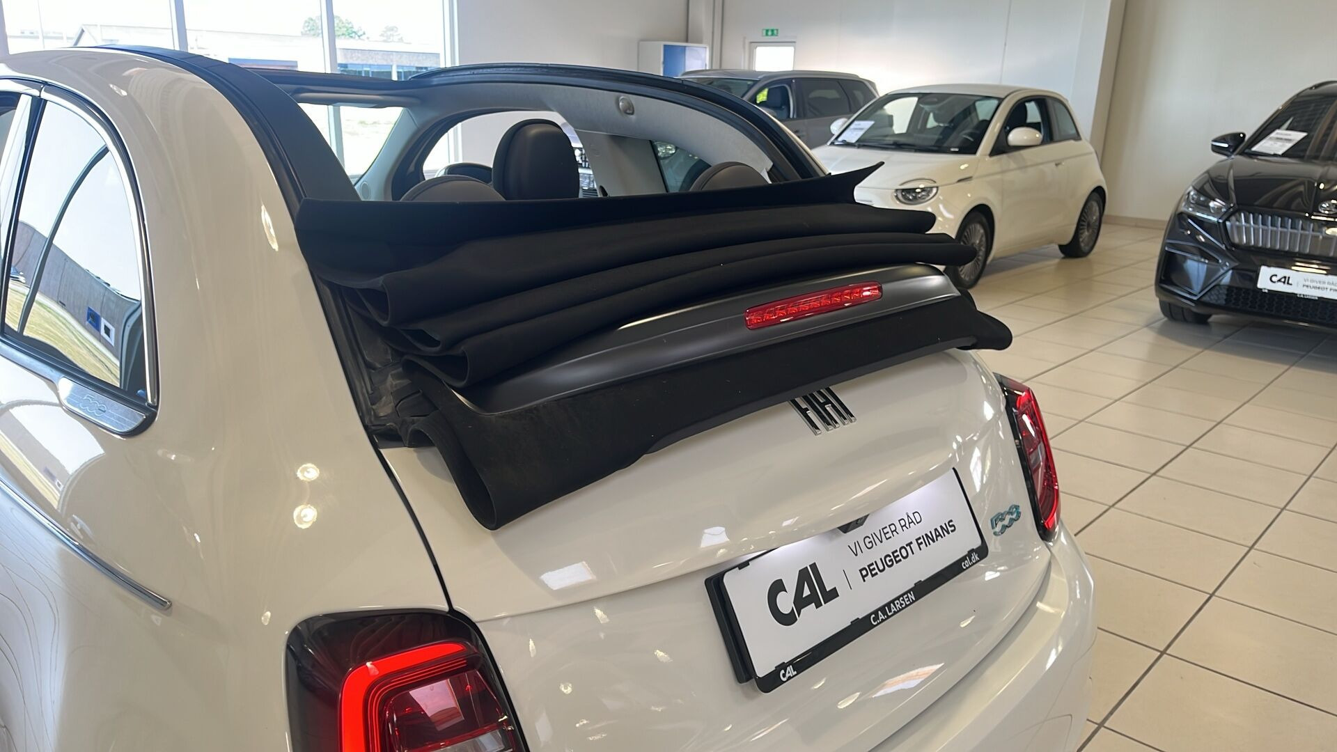 Hvid Fiat 500e fra 2023