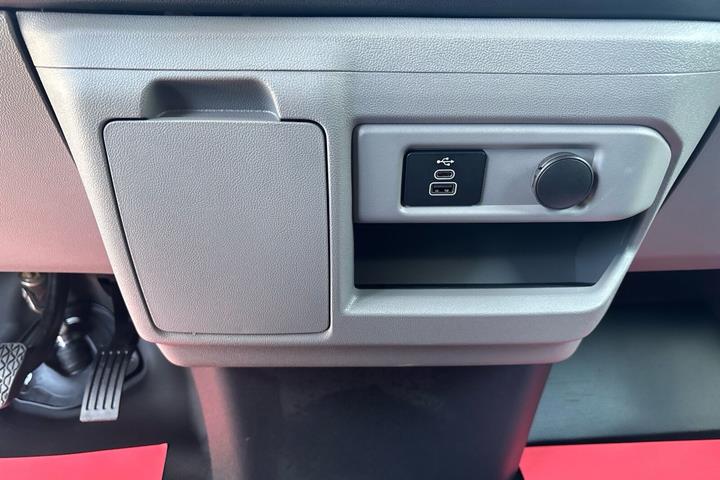 Hvid Ford E-Transit Custom fra 2025