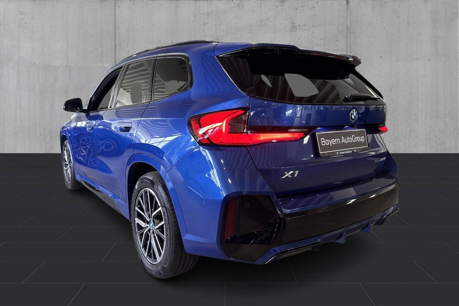 Blå BMW X1 fra 2023