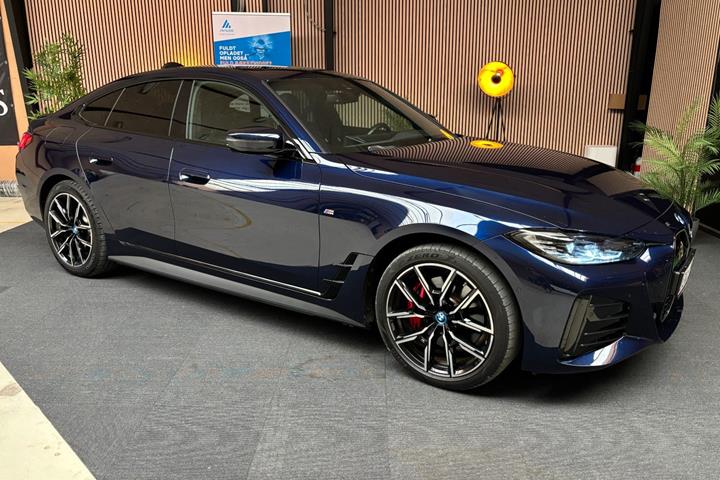 Blå BMW i4 fra 2023