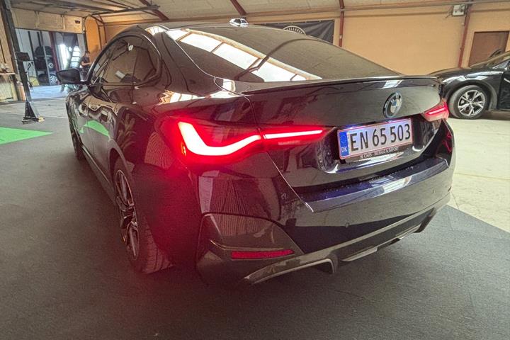 Blå BMW i4 fra 2023