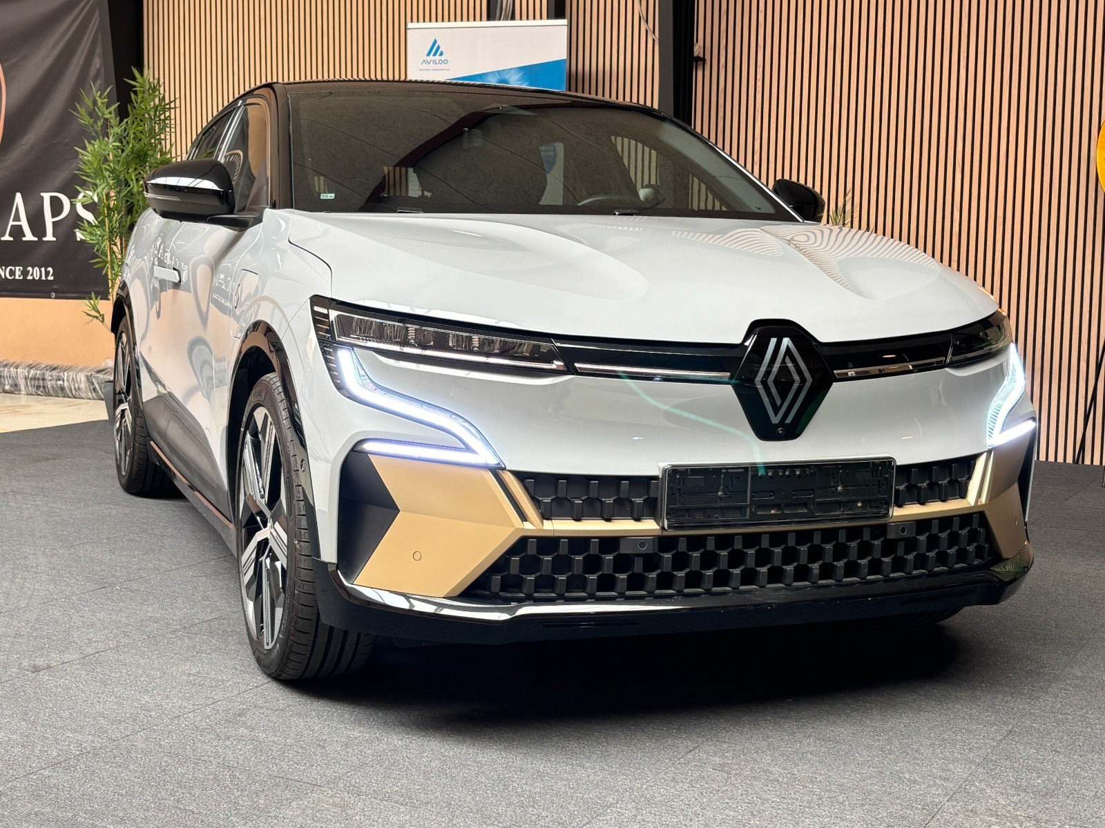 Grå Renault Megane E-Tech fra 2024