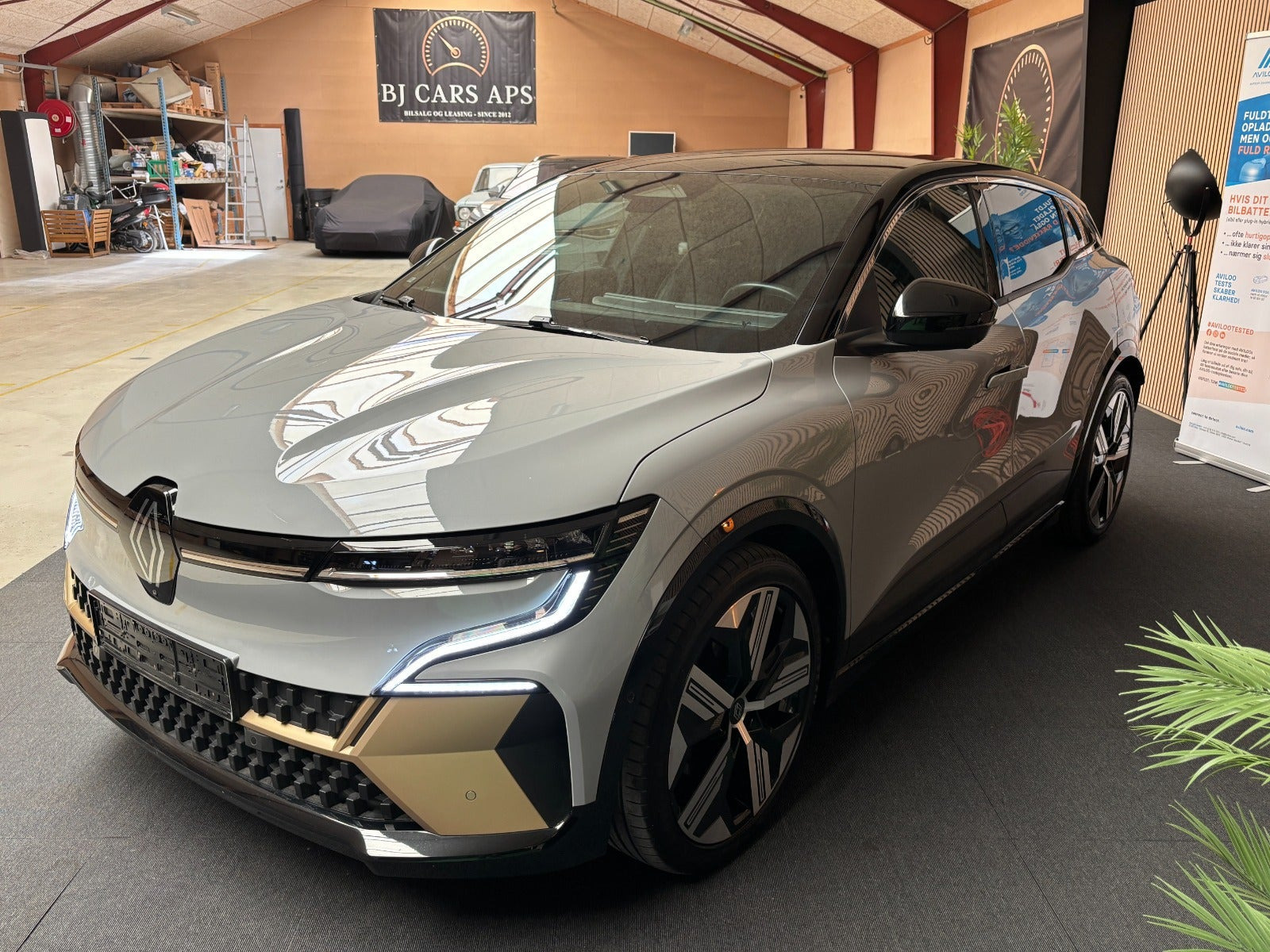 Grå Renault Megane E-Tech fra 2024
