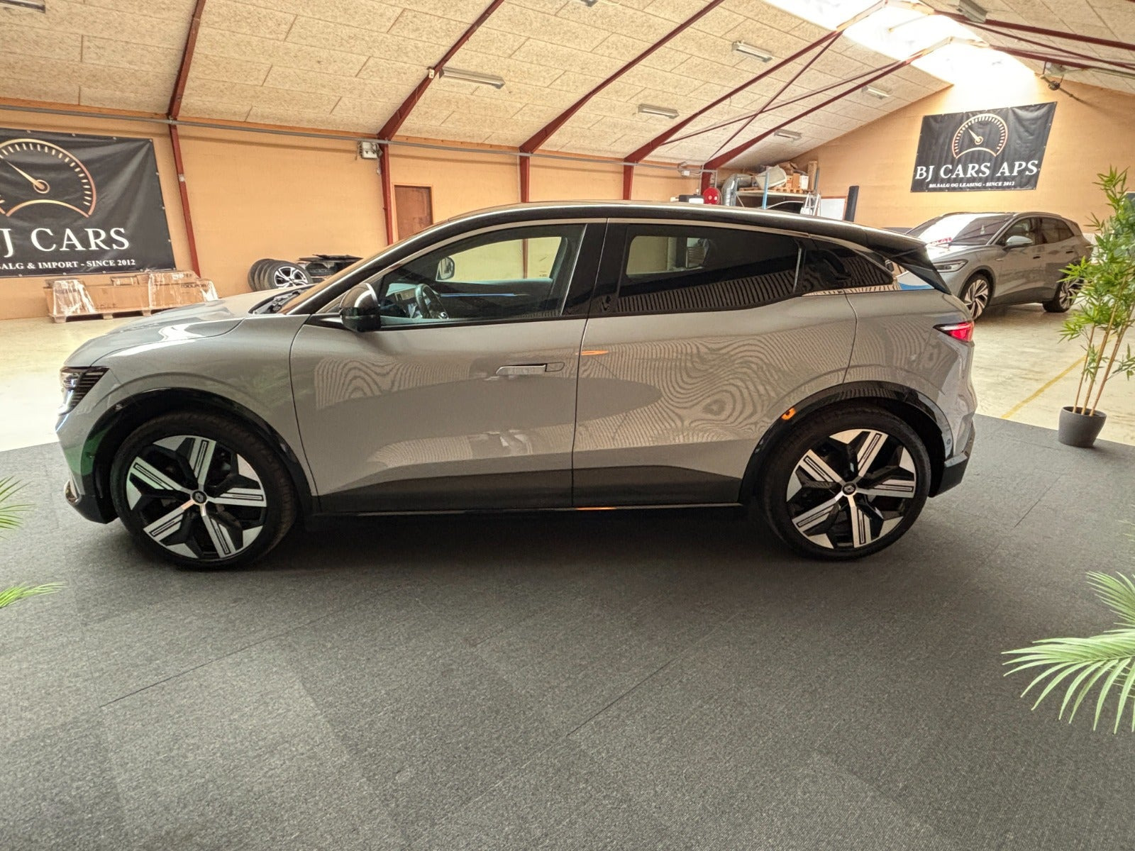 Grå Renault Megane E-Tech fra 2024