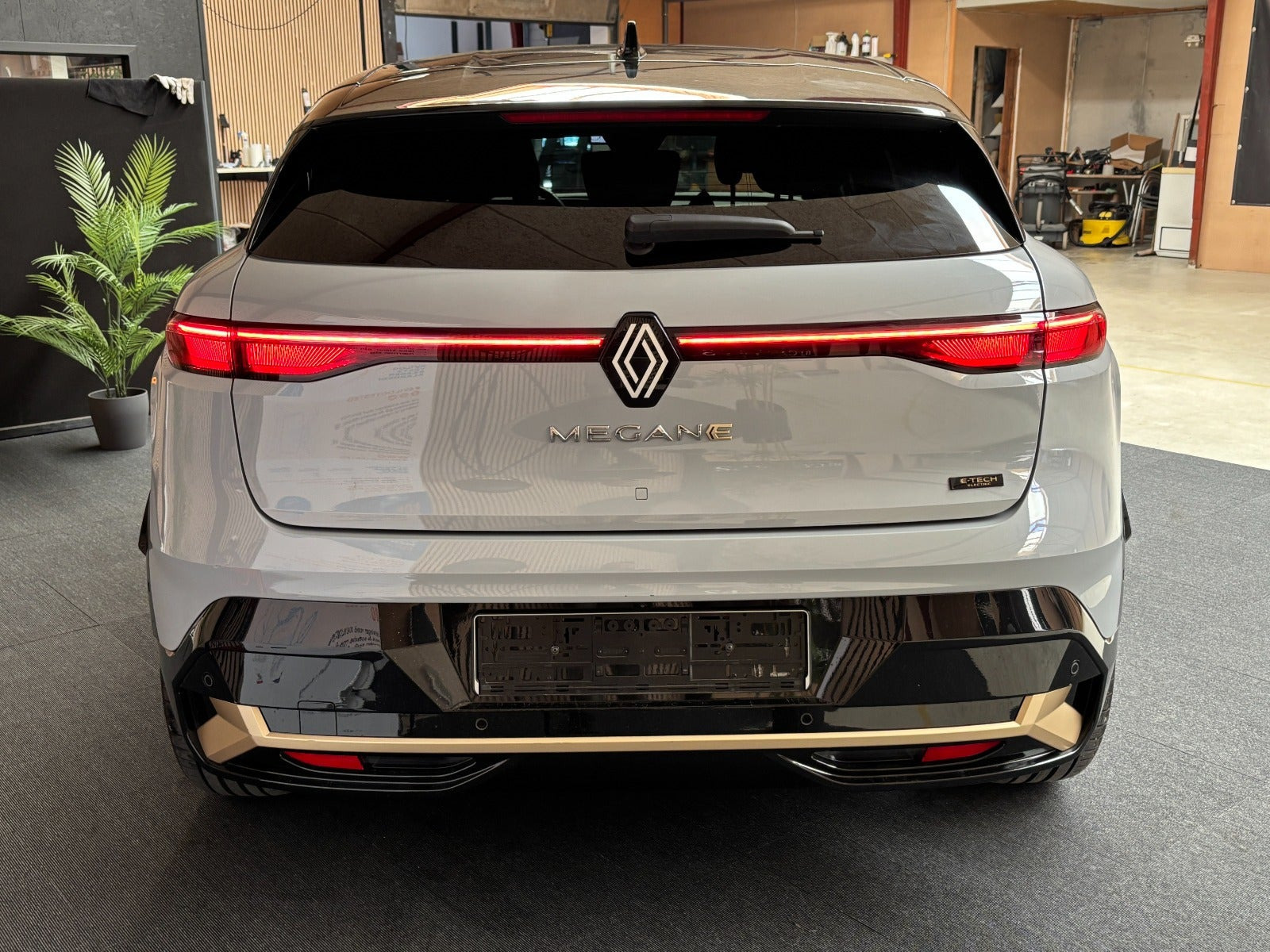 Grå Renault Megane E-Tech fra 2024