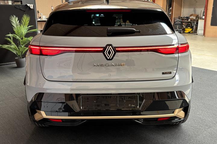 Grå Renault Megane E-Tech fra 2024
