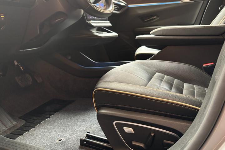 Grå Renault Megane E-Tech fra 2024