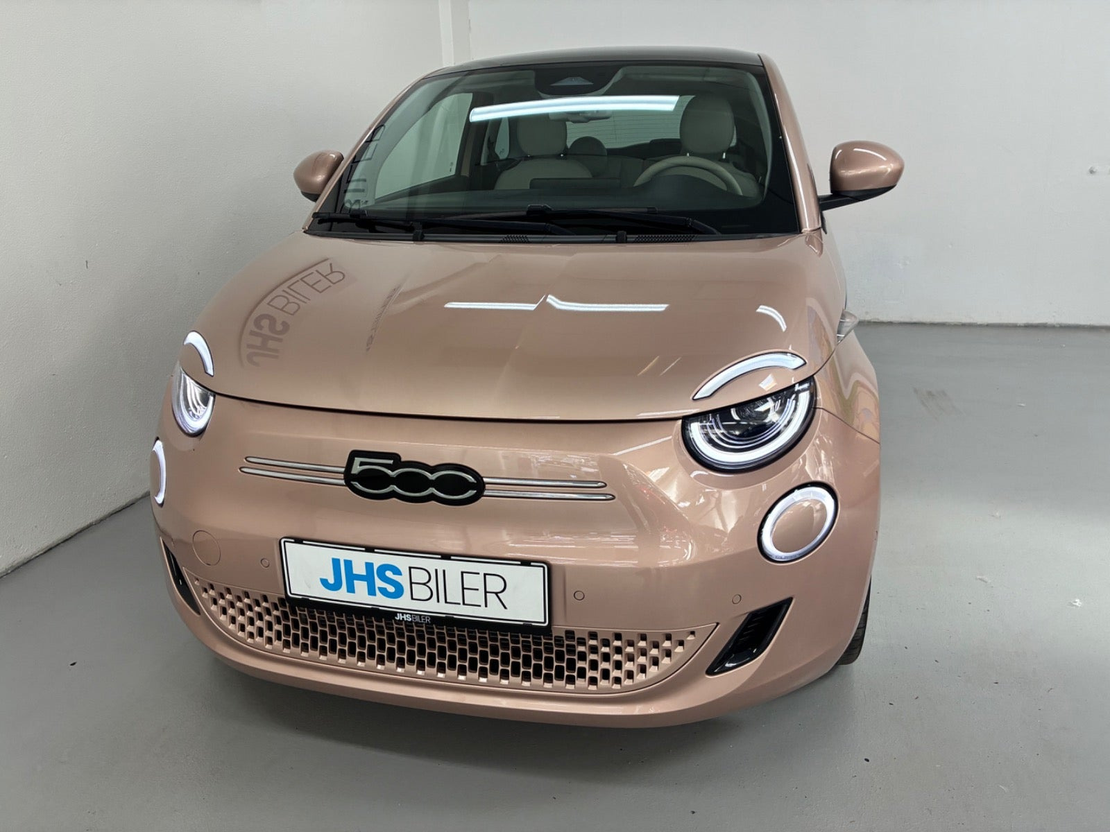Grå Fiat 500e fra 2023