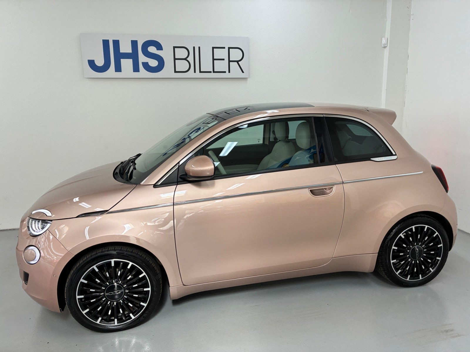 Grå Fiat 500e fra 2023