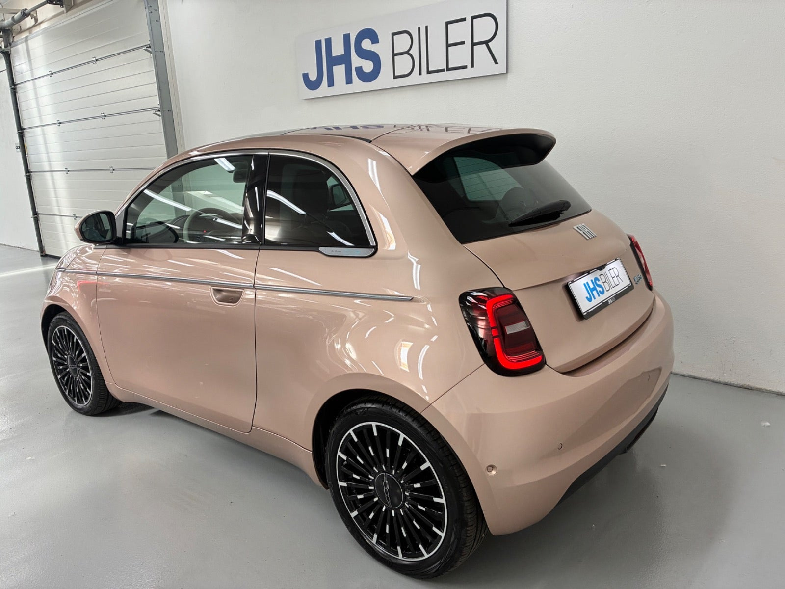 Grå Fiat 500e fra 2023