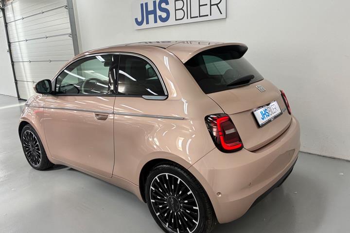 Grå Fiat 500e fra 2023