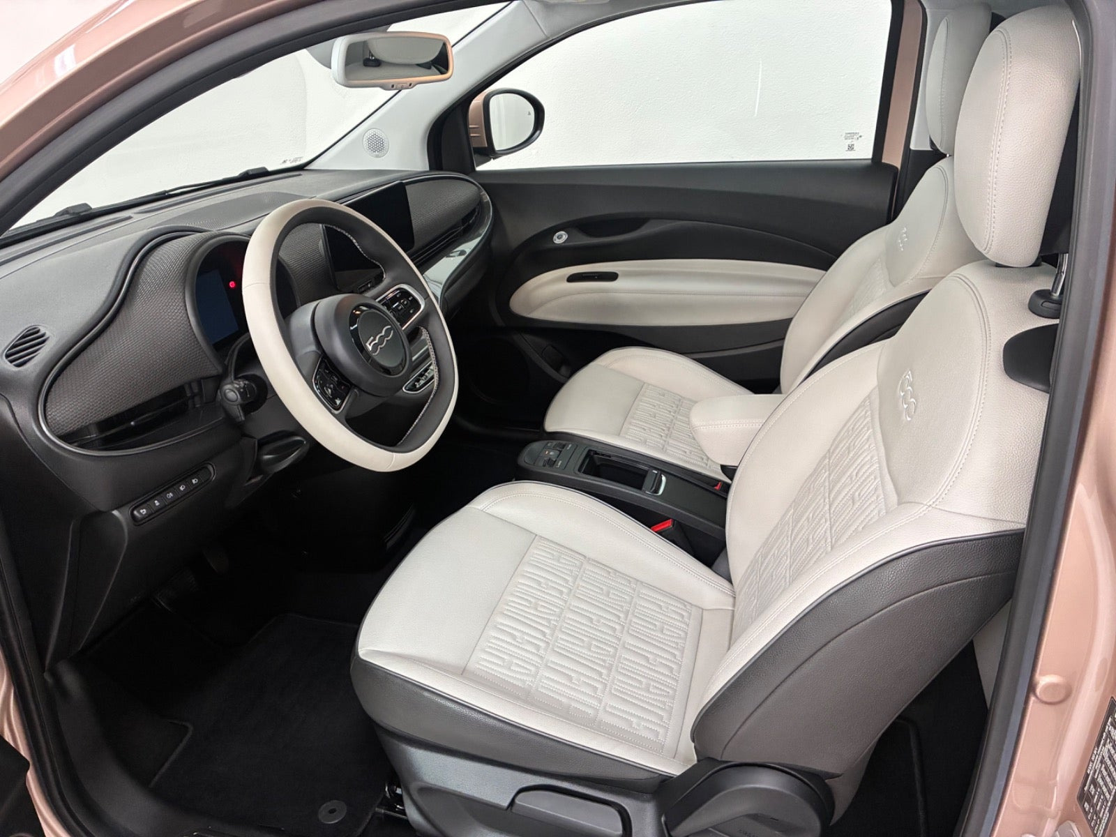 Grå Fiat 500e fra 2023