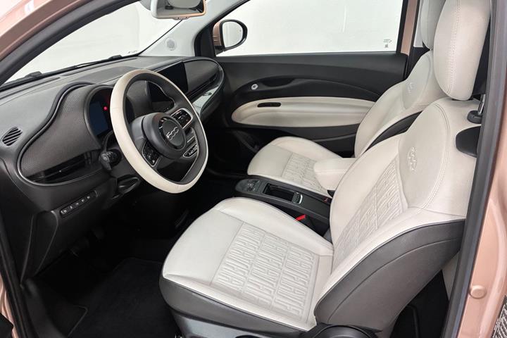Grå Fiat 500e fra 2023