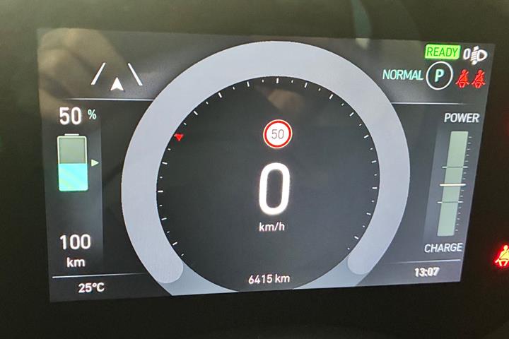 Grå Fiat 500e fra 2023