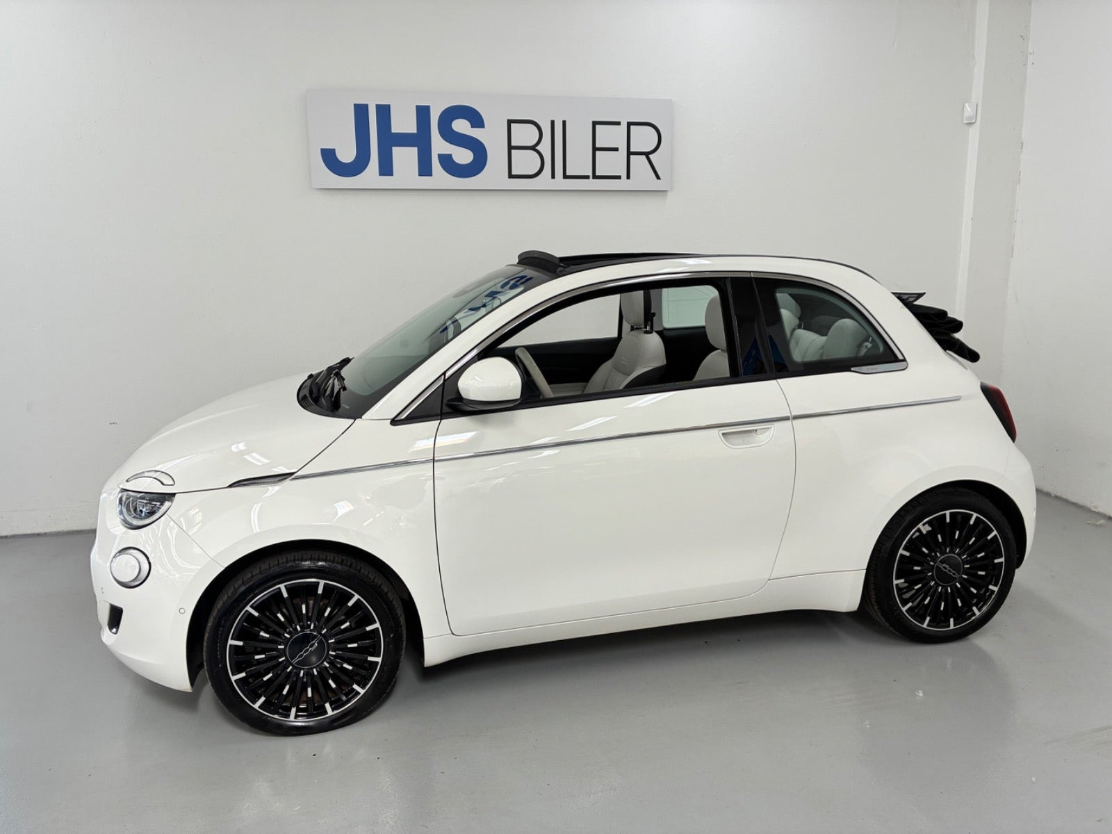 Hvid Fiat 500e fra 2023