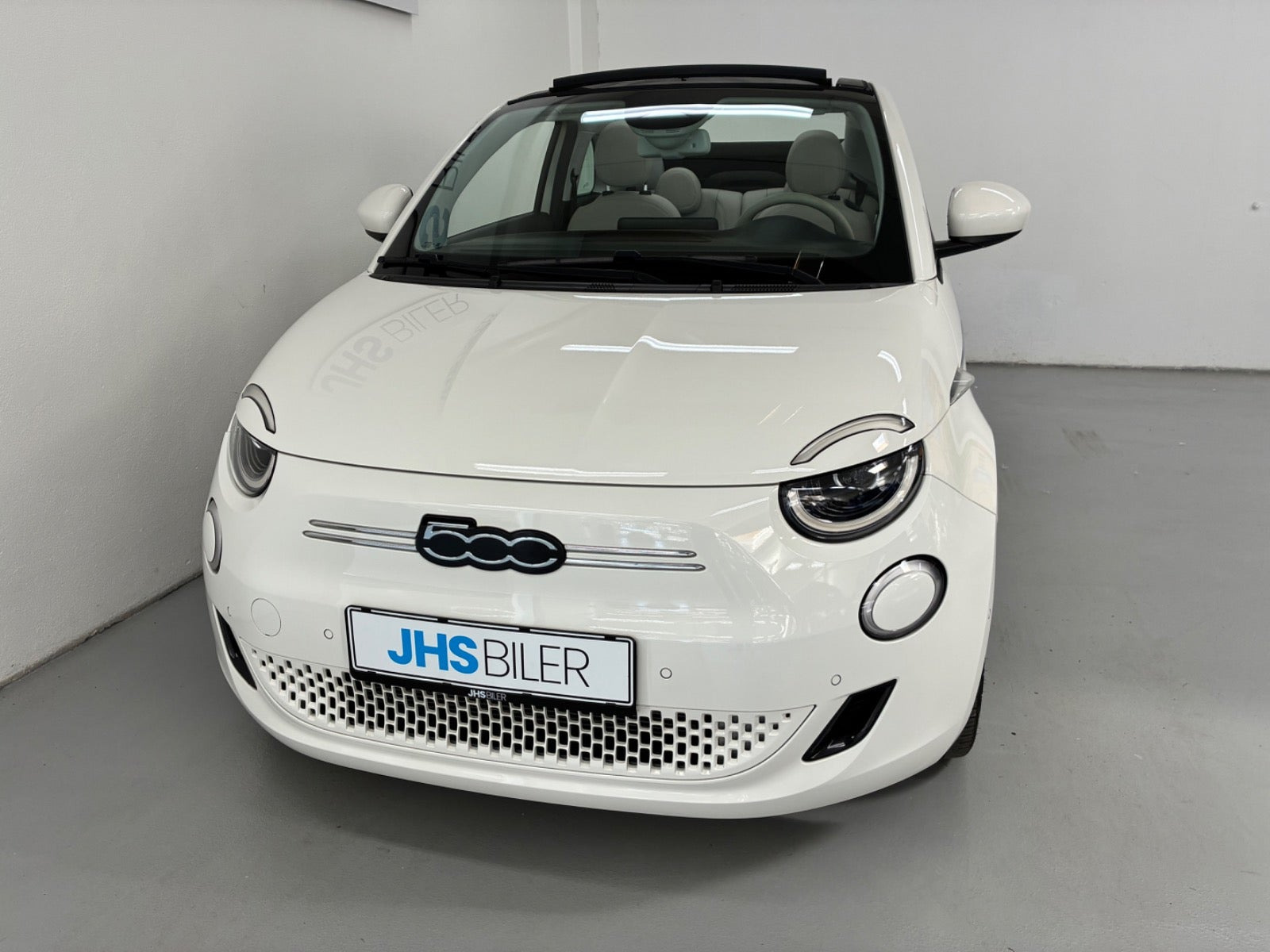 Hvid Fiat 500e fra 2023